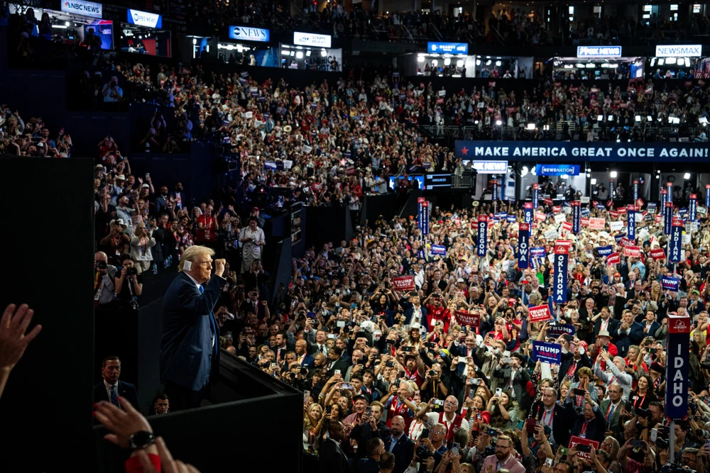 Cựu Tổng thống Donald Trump tại Đại
hội toàn quốc đảng Cộng hòa ở TP Milwaukee, bang Wisconsin (Mỹ)
ngày 16-7, vài ngày sau khi ông bị ám sát hụt. Ảnh: THE NEW YORK
TIMES