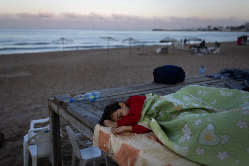 Các gia đình Lebanon tìm nơi trú ẩn
tại bãi biển Ramlet Al Baida, thủ đô Beirut (Lebanon) ngày 29-9 sau
khi chạy trốn khỏi các cuộc không kích của Israel. Ảnh: THE NEW
YORK TIMES