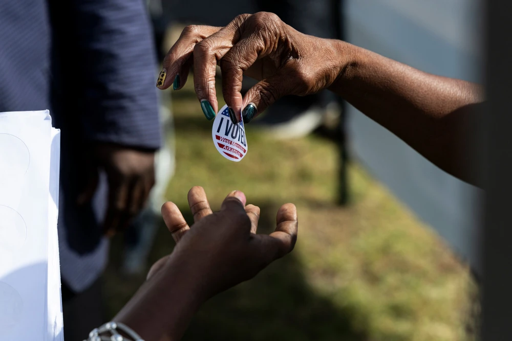 Cử tri bang Arkansas (Mỹ) bỏ phiếu
bầu tổng thống vào ngày 5-11. Ảnh: THE NEW YORK TIMES