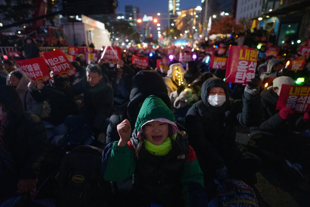 Những người biểu tình bên ngoài Quốc
hội Hàn Quốc ở thủ đô Seoul ngày 9-12 khi các nhà lập pháp bỏ phiếu
về việc luận tội Tổng thống Yoon Suk-yeol sau vụ thiết quân luật.
Ảnh: THE NEW YORK TIMES
