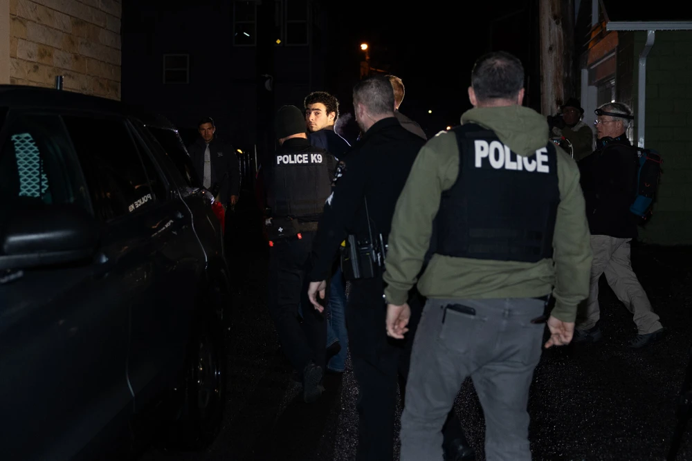 Ngày 9-12, cảnh sát bắt nghi phạm
Luigi Mangione, người bị tình nghi giết ông Brian Thompson - Giám
đốc điều hành của công ty bảo hiểm Mỹ UnitedHealthcare. Ảnh: THE
NEW YORK TIMES