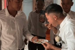 Bạn trẻ - Cuộc sống - Chú rể Nghệ An toát mồ hôi vượt thử thách ăn chanh muối ớt để được đón dâu