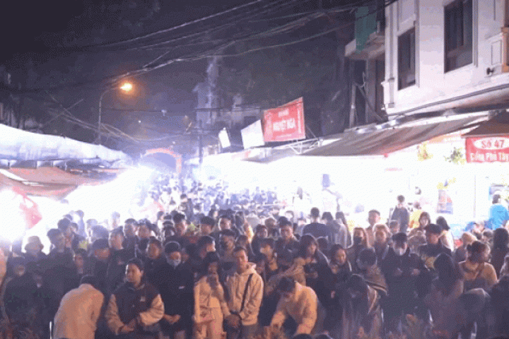 Media - Chen chân lễ phủ Tây Hồ lúc 0h ngày mùng 1 Âm lịch cuối cùng của năm