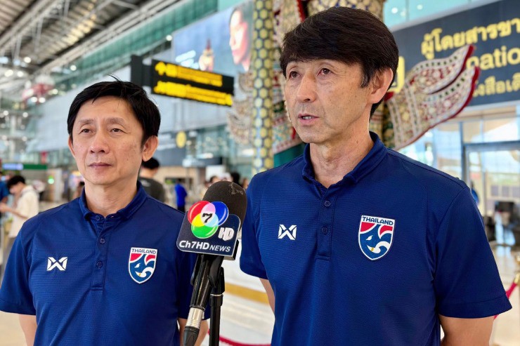 HLV Masatada Ishii trả
lời truyền thông Thái Lan tại sân bay Suvarnabhumi