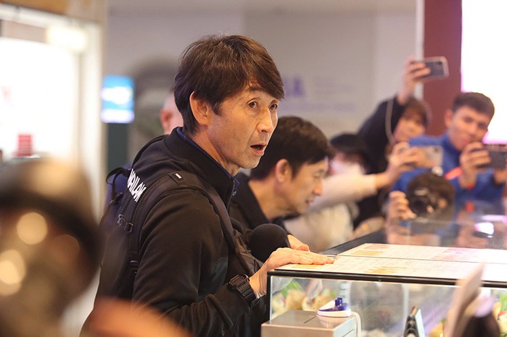 HLV Thái Lan thưởng thức đặc sản Việt Nam lúc vừa đến Hà Nội - 11