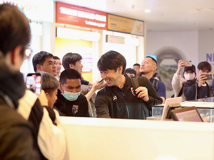 Nhà cầm quân người
Nhật Bản tươi cười khi đang mua cà phê cùng cộng sự