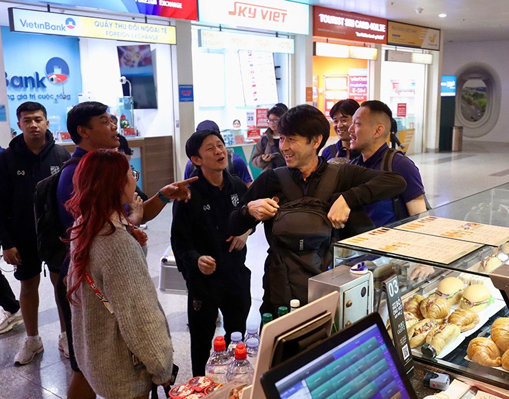 HLV Masatada Ishii mua cà phê ngay
khi đặt chân đến sân bay Nội Bài (Hà Nội)