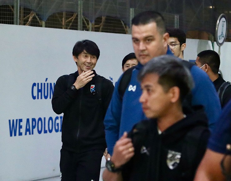 Theo kế hoạch, ĐT Thái Lan chia làm 2
nhóm để di chuyển đến Việt Nam trong tối ngày 31/12. 