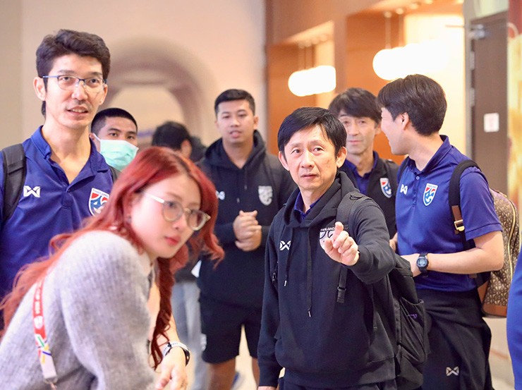 Cụ thể, chuyến bay đưa nhóm đầu tiên
của ĐT Thái Lan hạ cánh xuống sân bay Nội Bài lúc 19h20