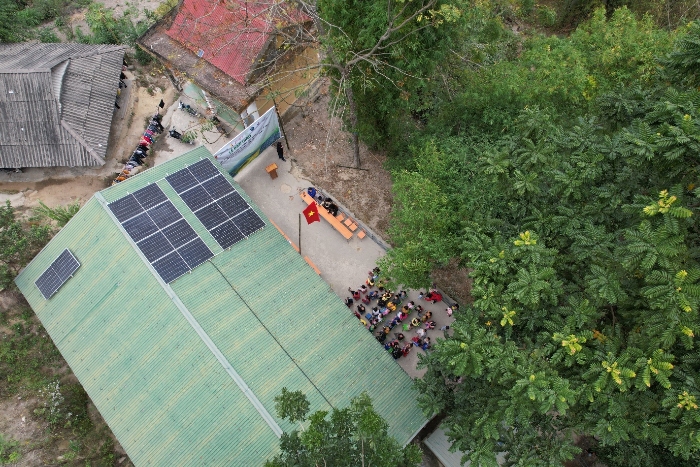 Điểm trường Suối Tung chưa có điện lưới quốc gia, đường đi vào cực kỳ khó khăn, vất vả