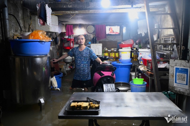 Nhà ông Bình ngập sâu. Ảnh: Huy Nguyễn