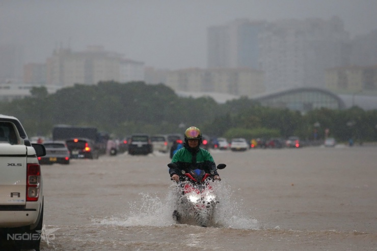 Ngày vật lộn trong mưa ngập của người Hà Nội - 3