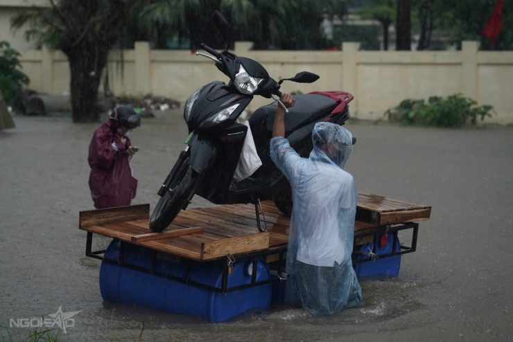 Ngày vật lộn trong mưa ngập của người Hà Nội - 5