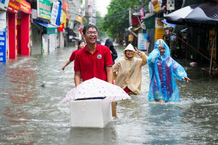 Ngày vật lộn trong mưa ngập của người Hà Nội - 8