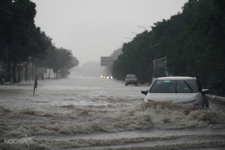 Ngày vật lộn trong mưa ngập của người Hà Nội - 7