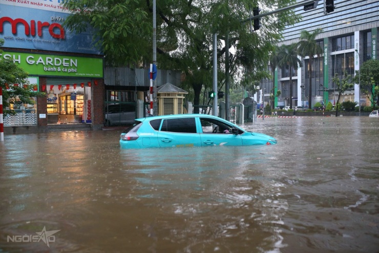 Ngày vật lộn trong mưa ngập của người Hà Nội - 12