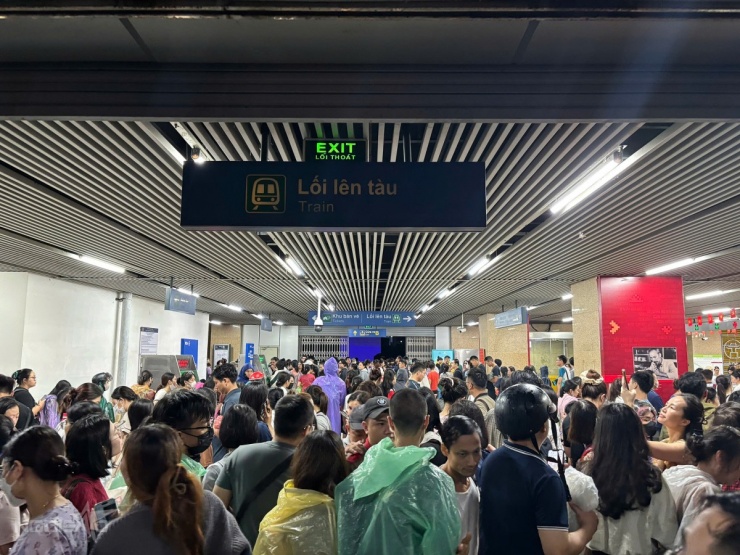 Ngày vật lộn trong mưa ngập của người Hà Nội - 13