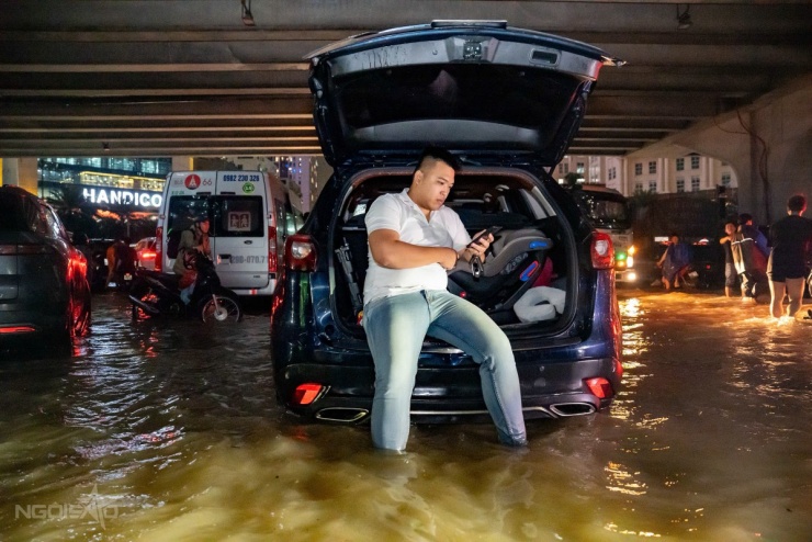 Ngày vật lộn trong mưa ngập của người Hà Nội - 15
