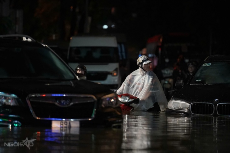 Ngày vật lộn trong mưa ngập của người Hà Nội - 16