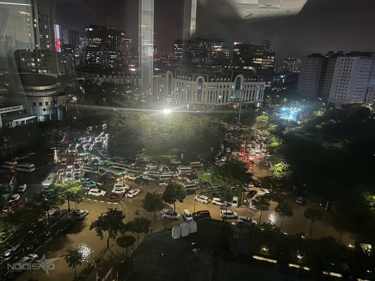 Ngày vật lộn trong mưa ngập của người Hà Nội - 17