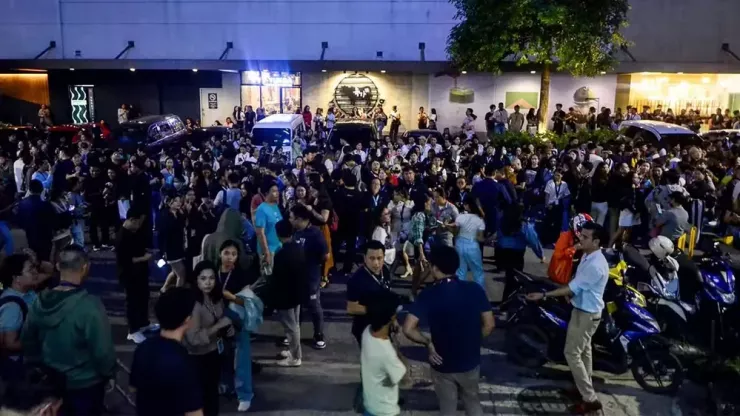Người dân tập trung bên ngoài tòa nhà văn phòng sau trận động đất 6,9 độ richter ở Cebu tối 30-9. Ảnh: AFP