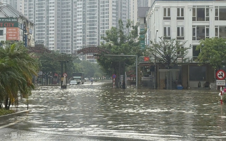 Người Hà Nội vượt đường ngập, tắc đi làm - 24