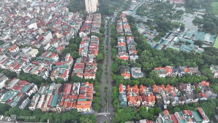 Người Hà Nội vượt đường ngập, tắc đi làm - 25