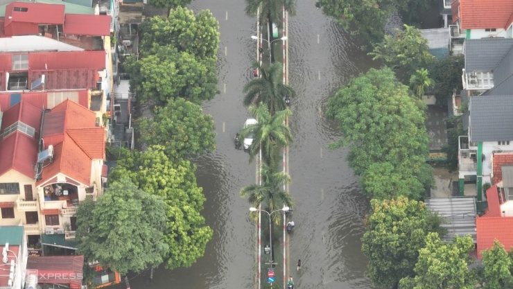 Người Hà Nội vượt đường ngập, tắc đi làm - 26