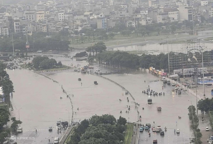 Đường Lê Đức Thọ trước sân vận động Mỹ Đình vẫn còn đoạn ngập dài, sâu 50-60 cm. Ảnh: Thanh Hải