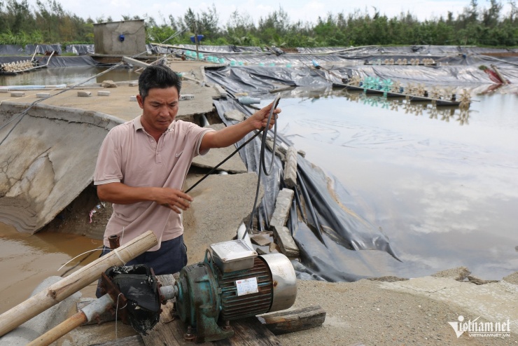 20 máy bơm và 1 máy phát điện ngâm chìm trong nước lũ. Sau hai cơn bão, anh Năm trắng tay. Ảnh: Thanh Hải