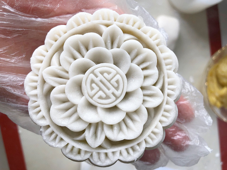 Bánh dẻo là món ăn yêu thích trong dịp tết Trung thu của nhiều người Việt. Món bánh này cũng xuất hiện trong mâm cỗ cúng Rằm tháng Tám ở cả 3 miền. Ảnh: Lê Thanh Thúy