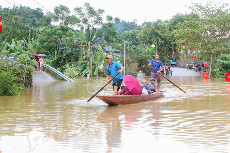 Ngày 30/9, lãnh đạo xã Tương Dương (Nghệ An) cho biết, do ảnh hưởng của cơn bão số 10 nên 2 ngày qua trên địa bàn xã xảy ra mưa lớn, nước lũ từ thượng nguồn đổ về khiến nhà dân, các công trình trên địa bàn bị thiệt hại nặng nề.
