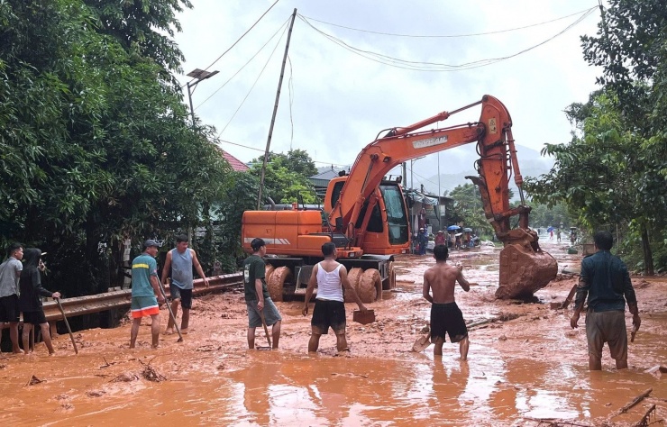 Mưa lũ cũng khiến hàng loạt tuyến quốc lộ, tỉnh lộ trên địa bàn xã Tương Dương bị sạt lở, ngập lụt gây chia cắt giao thông. Trong đó, Quốc lộ 7 bị sạt lở taluy dương ở 3 điểm tại bản Thạch Dương, bản Mon và bản Khe Ngậu. Một số tuyến đường khác bị ngập chia cắt khiến người dân không thể đi lại. Mưa lũ cũng khiến nhiều cột điện trên địa bàn xã bị gãy đổ gây mất điện diện rộng.