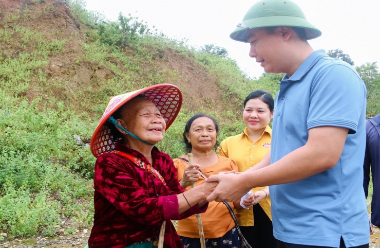 Ông Lê Văn Lương - Bí thư Đảng ủy xã Tương Dương thăm hỏi, động viên và tặng quà cho người dân trên địa bàn xã bị thiệt hại nặng do bão lũ gây ra.