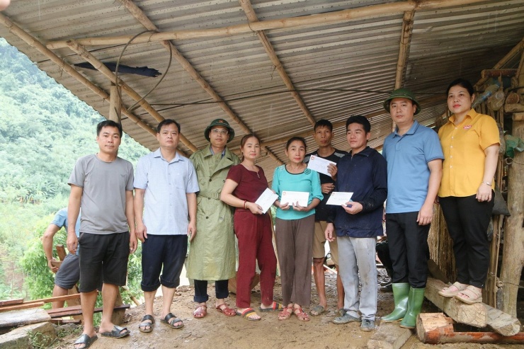 Sáng 30/9, lãnh đạo xã Tương Dương đã đi kiểm tra tình hình thiệt hại, chỉ đạo công tác khắc phục hậu quả do bão số 10gây ra và kịp thời trao quà hỗ trợ bước đầu cho các gia đình bị ảnh hưởng nặng nề.
