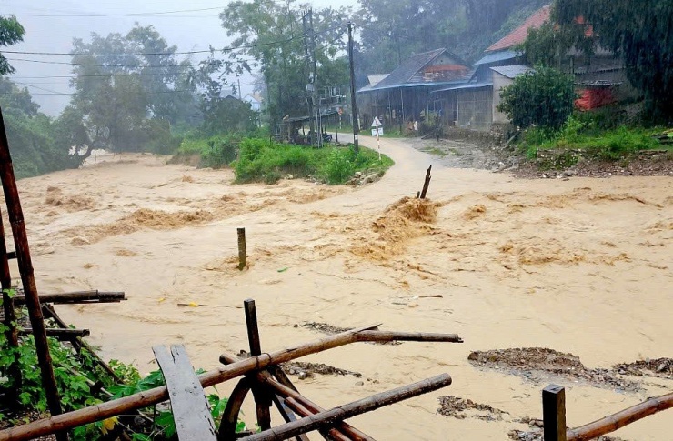 Mưa lũ những ngày qua đã khiến 9 bản trên địa bàn xã Chiêu Lưu (Nghệ An) bị cô lập tạm thời. “Hiện nước lũ đang lên, trời mưa nhỏ. Chính quyền địa phương đang tiếp tục theo dõi để hỗ trợ người dân di dời, khắc phục hậu quả”, ông Lô Văn Thái - Chủ tịch xã Chiêu Lưu nói.