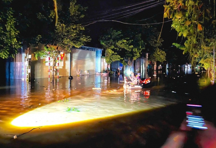 Tại phường Thái Hòa (Nghệ An), ảnh hưởng của cơn bão số 10 đã gây ra mưa lớn trên diện rộng khiến nhiều khu dân cư bị ngập sâu trong nước.