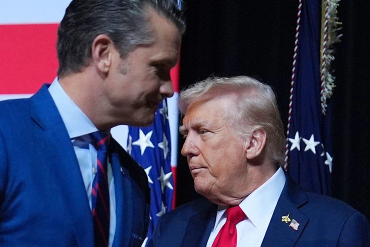 Tổng thống Donald Trump được Bộ trưởng Quốc phòng Pete Hegseth chào đón trước khi phát biểu trước cuộc họp của các chỉ huy quân sự cấp cao của Mỹ tại Căn cứ Thủy quân Lục chiến Quantico hôm 30-9 tại bang Virginia. Ảnh: AP.