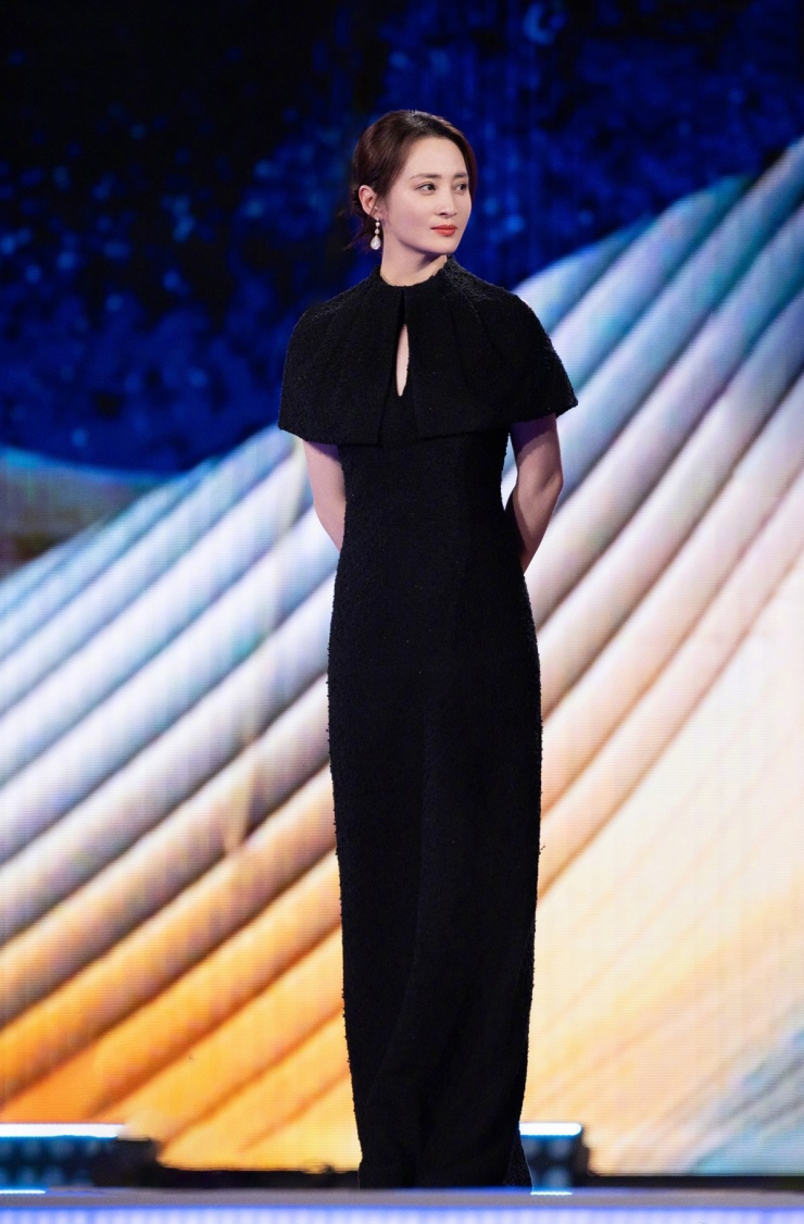 Diễn viên trong thiết kế cảm hứng váy cổ điển.