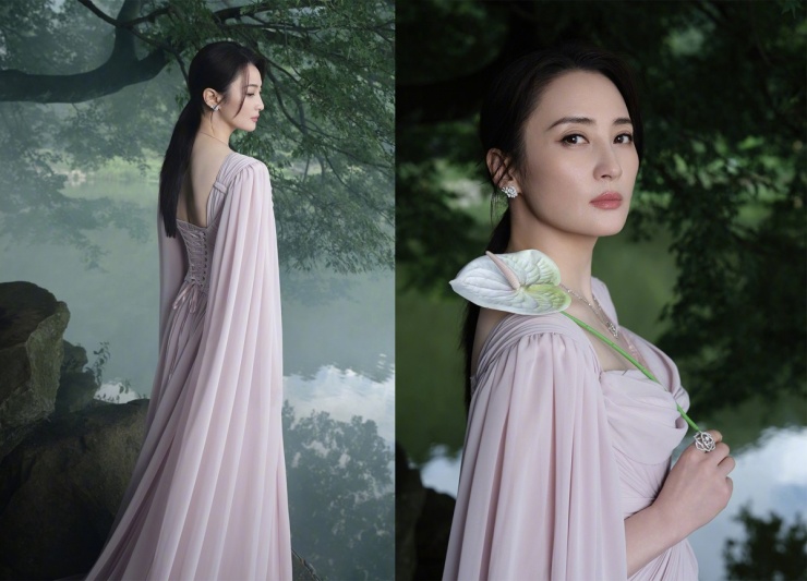 Diễn viên khoe sắc vóc tuổi 50 tại chương trình thời trang giữa tháng 9. Năm nay, cô thường xuyên xuất hiện ở các lễ trao giải, sự kiện giải trí. Theo Sina, người đẹp lưu dấu ấn với nét mảnh mai, trang phục hướng đến sự tối giản.