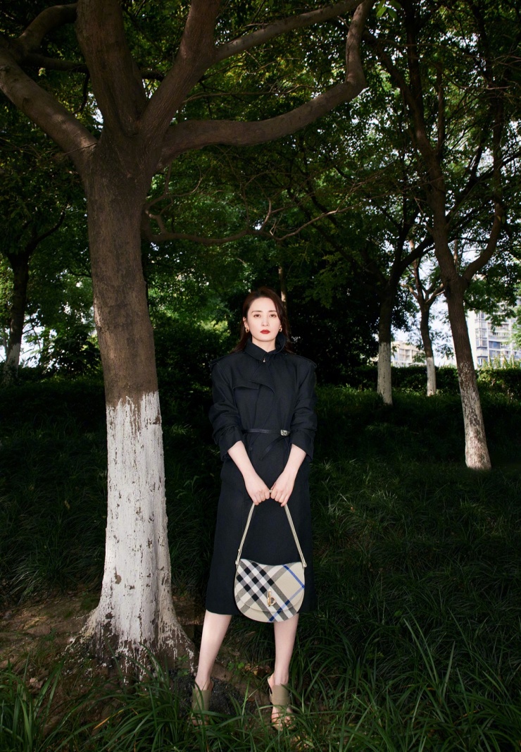 Trang Elle nhận xét Tưởng Cần Cần toát khí chất thanh lịch, nhã nhặn. Cô thường chọn trang phục kín đáo song làm nổi bật vóc dáng nhờ các chi tiết như thắt lưng, xẻ chân váy.