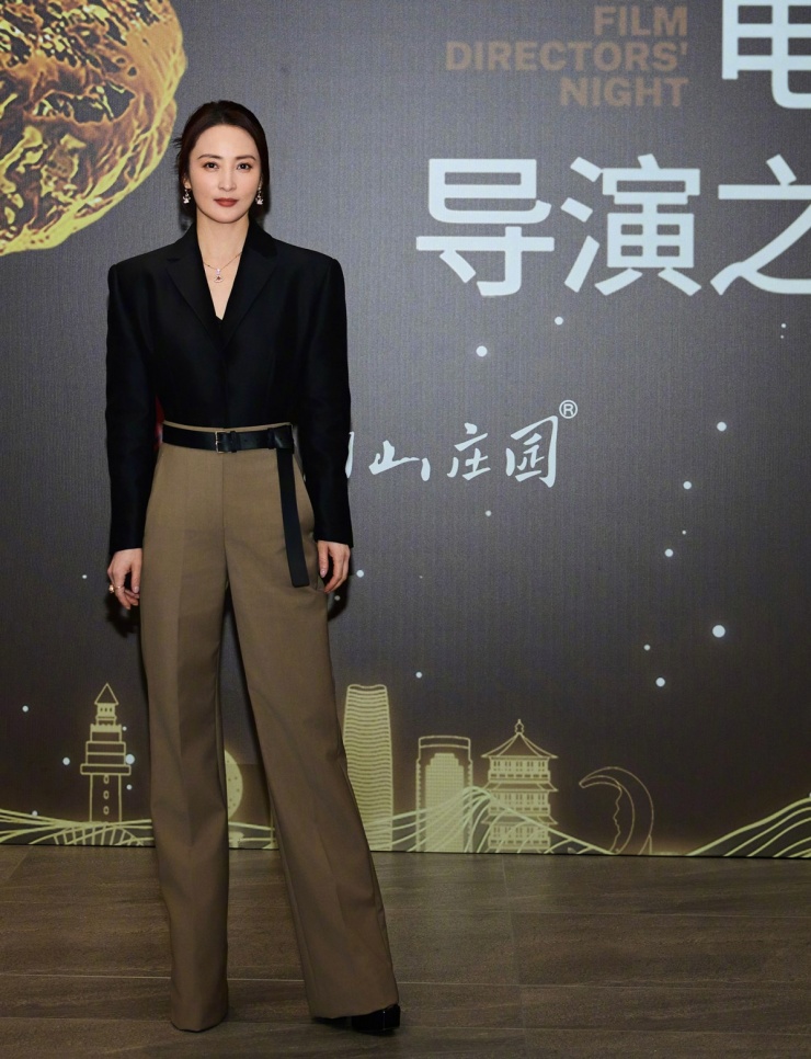 Cô tôn chiều cao khi phối quần Âu dài quá gót chân.