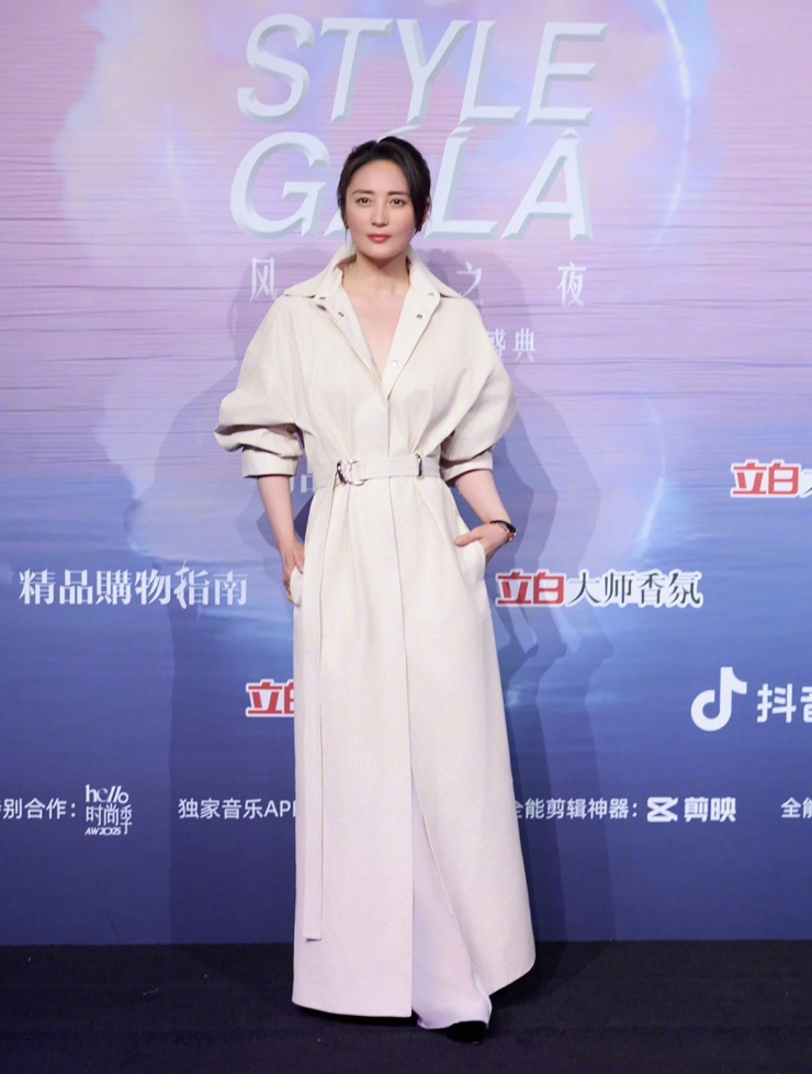 Khi dự sự kiện, cô hầu như chỉ chọn trang phục đơn sắc, màu trung tính.