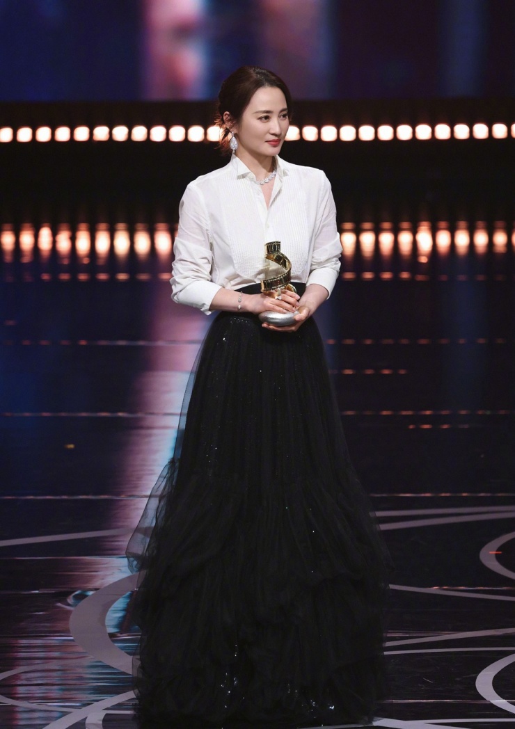 Diễn viên phối trang phục mang hơi thở cổ điển dự sự kiện phim năm 2024.