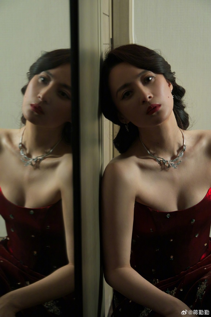 Diễn viên hạn chế thực phẩm chứa nhiều đường, ăn đủ dưỡng chất, không kiêng khem quá mức. Người đẹp cho biết không có ý định phẫu thuật thẩm mỹ để trẻ hóa, cô đón nhận tuổi tác, nếp nhăn đến tự nhiên.