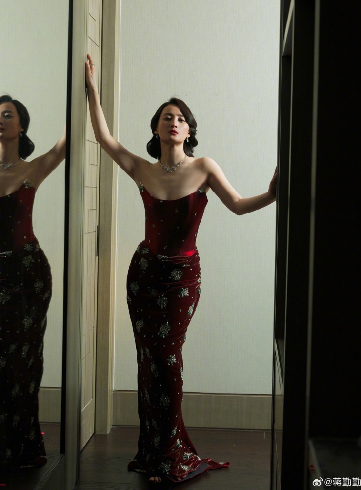 Người đẹp tôn dáng với mẫu đầm khoét ngực. Theo Vogue, Tưởng Cần Cần chạy bộ 5 km mỗi ngày để rèn thể lực, vóc dáng, cô còn tập pilates.