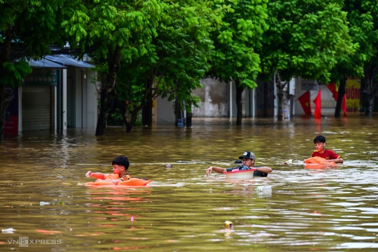 Yên Bái ngập 2 m - 5