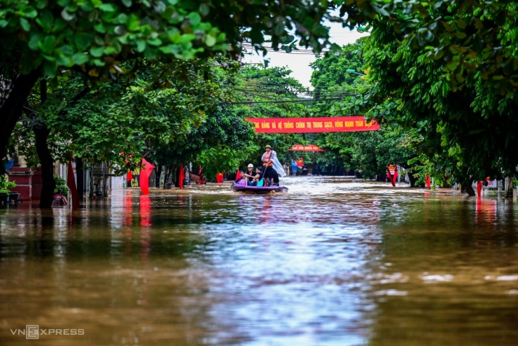 Yên Bái nước ngập nóc nhà, đường phố biến thành sông, giao thông tê liệt. Video: Văn Phú