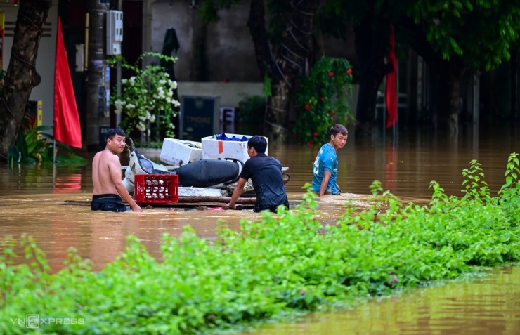 Yên Bái ngập 2 m - 10