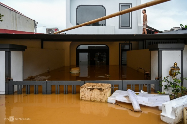 Yên Bái ngập 2 m - 8